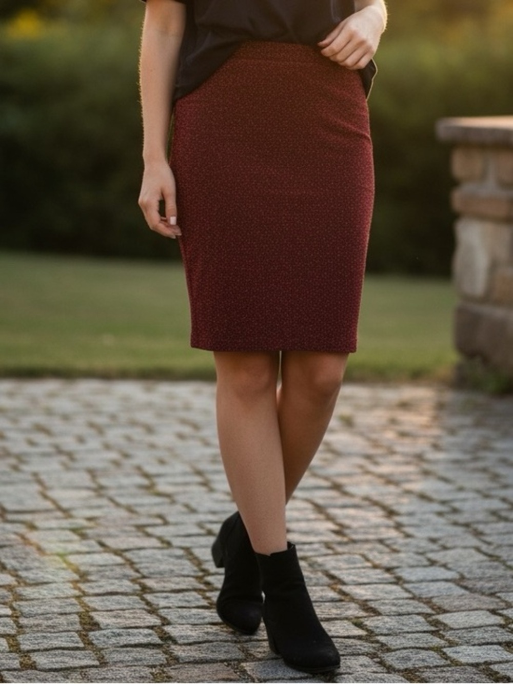 🫶🏻 Shimmering Classic Burgundy Stretch Pencil Skirt XS 24” Waist